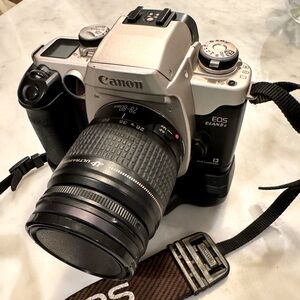 Canon Eos Elan II E film camera with MANY ACCESSORIES